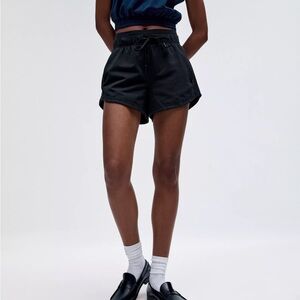 BRAND NEW WITH TAGS! Lululemon Women's Black Inner Glow High-Rise Short 3"